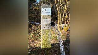 &bdquo;Kein Trinkwasser&ldquo; steht auf dem Brunnen auf einem Parkplatz vor Sankt Englmar.
