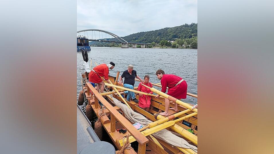 Bei einem kleinen Zwischenfall auf der Donau musste die Wasserwacht helfen - Hilfe war für den 'Hilfslegionär' auch nötig, um aus dem Boot wieder herauszukommen. Bei einem kleinen Zwischenfall auf der Donau musste die Wasserwacht helfen - Hilfe war für den 'Hilfslegionär' auch nötig, um aus dem Boot wieder herauszukommen.