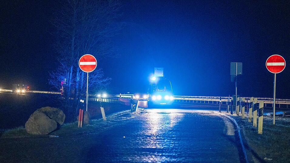 Auf einem Rastplatz bei Beratzhausen hat sich ein Auto überschlagen.