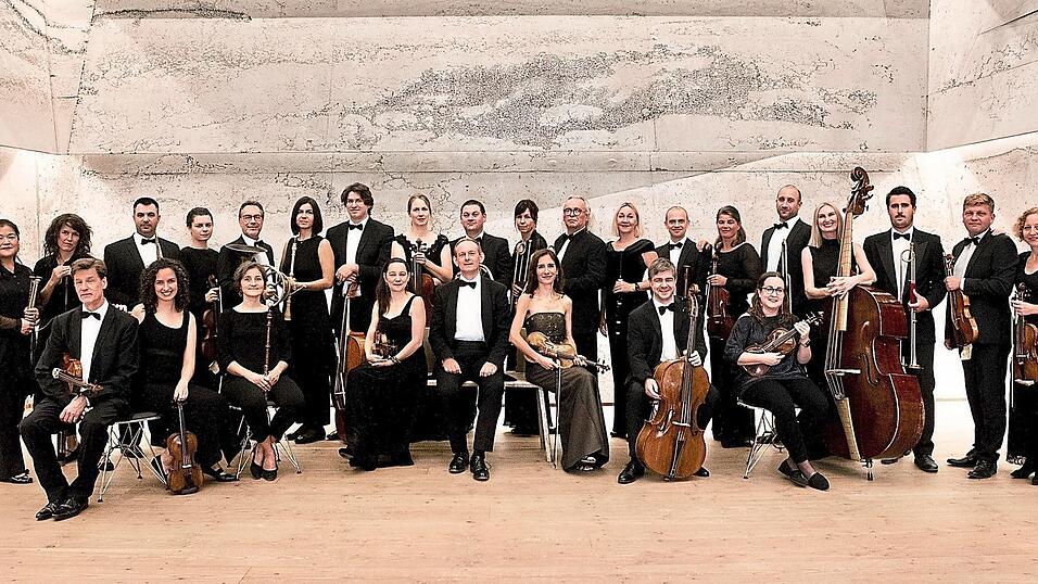 Die Hofkapelle München gehört zu den führenden Ensembles für historische Aufführungspraxis im Bereich Barock und Klassik. Sie tritt auch immer wieder bei den Tagen Alter Musik in Regensburg auf. Nun spielt sie in St. Emmeram in Vergessenheit geratene Kompositionen. Die Hofkapelle München gehört zu den führenden Ensembles für historische Aufführungspraxis im Bereich Barock und Klassik. Sie tritt auch immer wieder bei den Tagen Alter Musik in Regensburg auf. Nun spielt sie in St. Emmeram in Vergessenheit geratene Kompositionen.