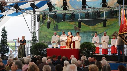Zum Dult-Gottesdienst, zelebriert von Franz Joseph Baur, kamen am Sonntagvormittag sehr viele Besucher ins Heppenheimer-Festzelt. Eine Gebärdensprachdolmetscherin (links) unterstützte den Stiftspropst.