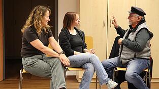 Gebärdensprache beinhaltet nicht nur die Kommunikation über Handzeichen - auch Mimik, Gestik und die Bewegungen des Körpers sind wichtig. Gebärdensprache beinhaltet nicht nur die Kommunikation über Handzeichen - auch Mimik, Gestik und die Bewegungen des Körpers sind wichtig.