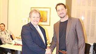 B&uuml;rgermeister J&uuml;rgen Sommer (links) gratuliert seinem Nachfolger Wolfgang Vogel zum Wahlsieg.