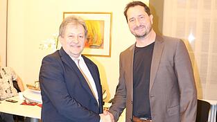 B&uuml;rgermeister J&uuml;rgen Sommer (links) gratuliert seinem Nachfolger Wolfgang Vogel zum Wahlsieg.