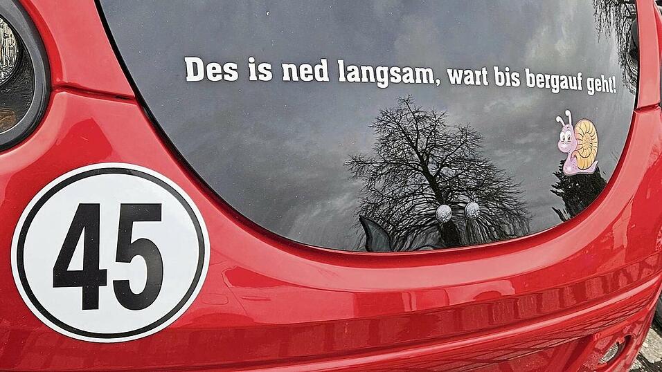 45 Stundenkilometer schnell - auf gerader Strecke. Die einen nehmen es mit Humor, die anderen empfinden die Mini-Autos als Verkehrshindernis.