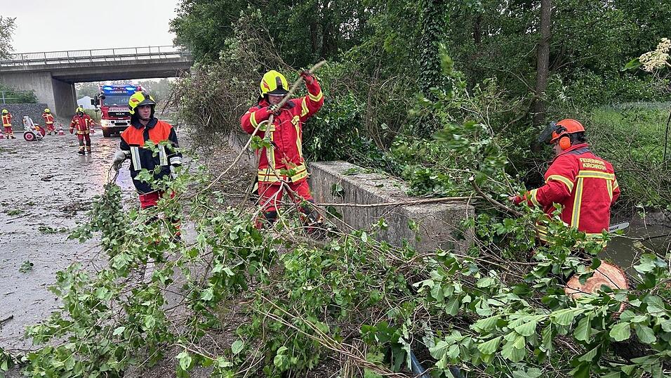 Im ganzen Landkreis r&auml;umten Feuerwehrleute nach dem Gewittersturm am Samstagnachmittag umgest&uuml;rzte B&auml;ume und herabgefallene &Auml;ste von den Fahrbahnen.