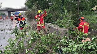 Im ganzen Landkreis räumten Feuerwehrleute nach dem Gewittersturm am Samstagnachmittag umgestürzte Bäume und herabgefallene Äste von den Fahrbahnen. Im ganzen Landkreis räumten Feuerwehrleute nach dem Gewittersturm am Samstagnachmittag umgestürzte Bäume und herabgefallene Äste von den Fahrbahnen.