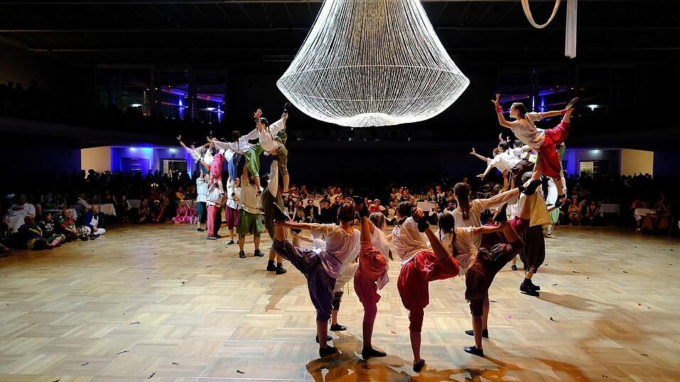 Der Künstlerball bot ein großes Showprogramm. Der Künstlerball bot ein großes Showprogramm.