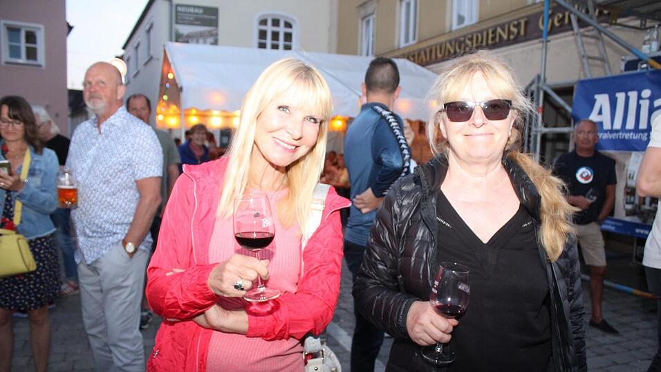 Viele Landshuter genossen ihren Freitagabend auf dem Bismarckplatzfest.