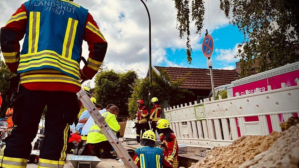 Die Feuerwehr musste eine Person aus einer Baugrube retten. Die Feuerwehr musste eine Person aus einer Baugrube retten.