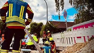 Die Feuerwehr musste eine Person aus einer Baugrube retten.