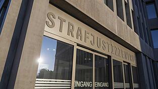 Ein 44-J&auml;hriger ist in der Schweiz wegen eines Femizids zu lebenslanger Haft verurteilt worden. (Symbolbild)