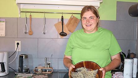 Christina Dummer bietet unter anderem auch Kochkurse mit Wildkräutern an. In der Schale hält sie getrockneten Holunder. Christina Dummer bietet unter anderem auch Kochkurse mit Wildkräutern an. In der Schale hält sie getrockneten Holunder.