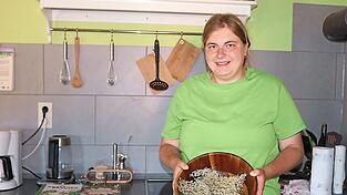 Christina Dummer bietet unter anderem auch Kochkurse mit Wildkr&auml;utern an. In der Schale h&auml;lt sie getrockneten Holunder.