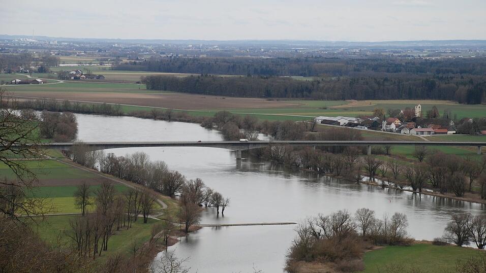Blick auf die Xaver-Hafner-Br&uuml;cke vom Bogenberg aus (Archivbild): Weil das Bauwerk nicht nur die Donau &uuml;berspannt, sondern auch das Vorland, ist es mehr als 600 Meter lang.