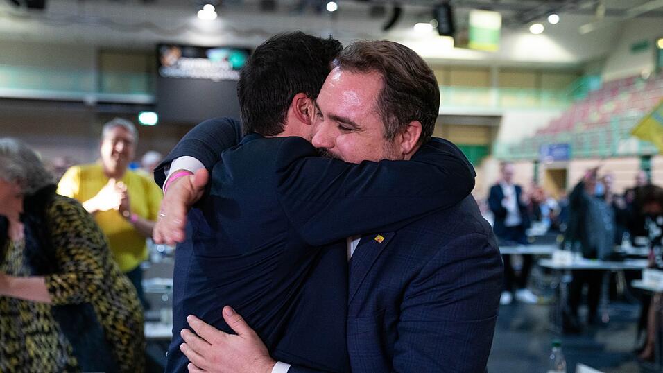 Vorgänger Daniel Föst (r.) gratuliert Hagen zur Wahl. Vorgänger Daniel Föst (r.) gratuliert Hagen zur Wahl.