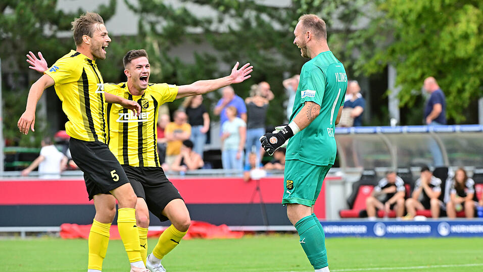 Vilzings Torh&uuml;ter Max Putz (rechts) feiert mit seinen Teamkameraden Paul Grauschopf (links) und Mario Kufner sein Tor aus rund 90 Metern beim 5:3-Sieg beim 1. FC N&uuml;rnberg II. Der kuriose Treffer in der 57. Minute zum 0:3 ist zum Tor des Monats Juli gew&auml;hlt worden.