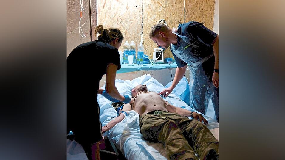 Arzt Vitaly rettet Nacht für Nacht verwundete Soldaten in einem Stabilisierungspunkt am Stadtrand von Pokrowsk. Arzt Vitaly rettet Nacht für Nacht verwundete Soldaten in einem Stabilisierungspunkt am Stadtrand von Pokrowsk.