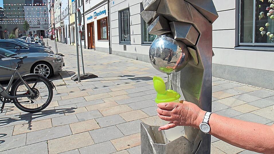 Seit 2008 gibt es den Trinkwasserbrunnen auf dem Stadtplatz. Sich die H&auml;nde zu k&uuml;hlen, tue im Sommer ebenfalls gut, sagen Passanten.