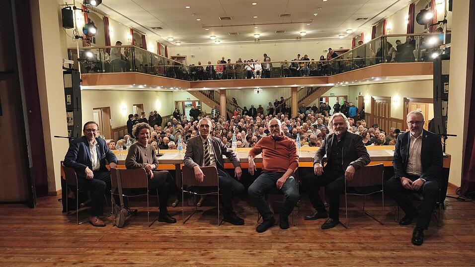 Auf der B&uuml;hne (v.l.): B&uuml;rgermeister Franz Wittmann (CSU), Christine Hagengruber (Zukunft Viechtach), Moderator Matthias Wagner, Klaus-Dieter Neumann (Parteilos/SPD), Edwin Birnb&ouml;ck (AfD) und Hans Greil (Unabh&auml;ngige Viechtach-Schlatzendorf)