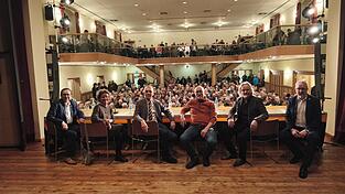 Auf der B&uuml;hne (v.l.): B&uuml;rgermeister Franz Wittmann (CSU), Christine Hagengruber (Zukunft Viechtach), Moderator Matthias Wagner, Klaus-Dieter Neumann (Parteilos/SPD), Edwin Birnb&ouml;ck (AfD) und Hans Greil (Unabh&auml;ngige Viechtach-Schlatzendorf)