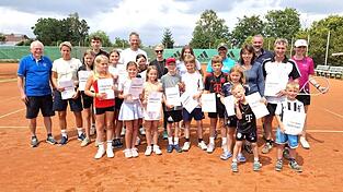 20 Teilnehmer sicherten sich das DTB-Tennissportabzeichen. 20 Teilnehmer sicherten sich das DTB-Tennissportabzeichen.