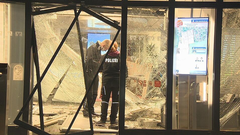 Ermittler stehen nach der Sprengung eines Geldautomaten im verwüsteten Vorraum einer Bank. Ermittler stehen nach der Sprengung eines Geldautomaten im verwüsteten Vorraum einer Bank.