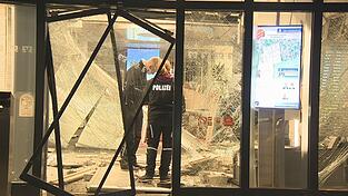 Ermittler stehen nach der Sprengung eines Geldautomaten im verwüsteten Vorraum einer Bank. Ermittler stehen nach der Sprengung eines Geldautomaten im verwüsteten Vorraum einer Bank.