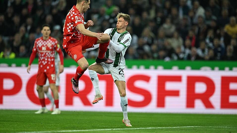 Torschütze Dominik Kohr im Zweikampf mit Robin Hack.