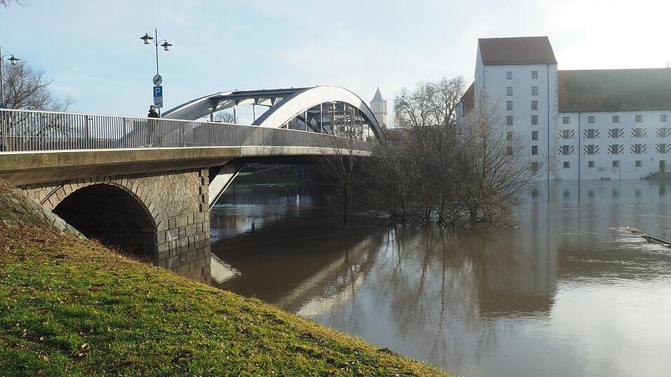 Auch in Straubing war am Sonntagvormittag die Scheitelwelle des Hochwassers durchgezogen. Seitdem sinken die Pegel und die Lage am Herzogsschloss entspannt sich.