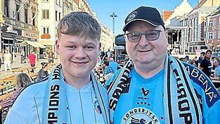 Rasmus (links) und John Hansen aus Dänemark feierten mit den Fans der Straubing Tigers. 'Die Stimmung im Stadion hier ist elektrisierend.'
