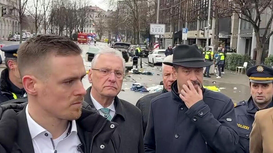 Ministerpräsident Markus Söder und Innenminister Joachim Herrmann (2.v.l.) am Donnerstagmittag am mutmaßlichen Anschlagsort in der Innenstadt. Ministerpräsident Markus Söder und Innenminister Joachim Herrmann (2.v.l.) am Donnerstagmittag am mutmaßlichen Anschlagsort in der Innenstadt.