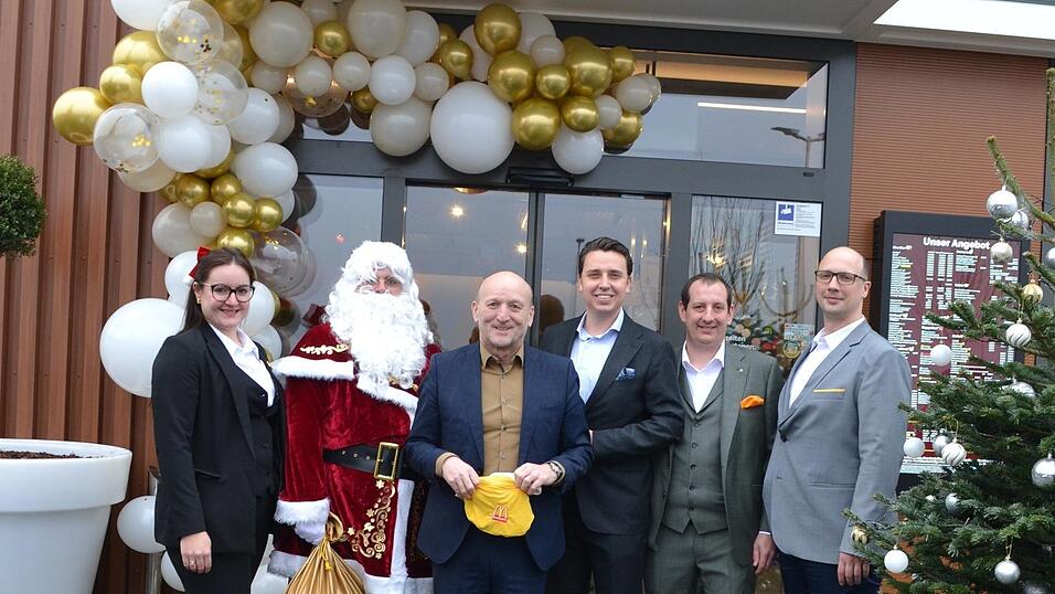 Personalleiterin Veronika Vasko (v. l.), der Nikolaus, der Geschenke aus seinem Sack verteilte, Bürgermeister Franz Aster, Betreiber Justus Holzmann, Gebietsleiter Zoltan Vasko und Restaurantleiter Richard Göbel zeigten sich erfreut über die Eröffnung. Personalleiterin Veronika Vasko (v. l.), der Nikolaus, der Geschenke aus seinem Sack verteilte, Bürgermeister Franz Aster, Betreiber Justus Holzmann, Gebietsleiter Zoltan Vasko und Restaurantleiter Richard Göbel zeigten sich erfreut über die Eröffnung.