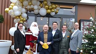 Personalleiterin Veronika Vasko (v. l.), der Nikolaus, der Geschenke aus seinem Sack verteilte, Bürgermeister Franz Aster, Betreiber Justus Holzmann, Gebietsleiter Zoltan Vasko und Restaurantleiter Richard Göbel zeigten sich erfreut über die Eröffnung. Personalleiterin Veronika Vasko (v. l.), der Nikolaus, der Geschenke aus seinem Sack verteilte, Bürgermeister Franz Aster, Betreiber Justus Holzmann, Gebietsleiter Zoltan Vasko und Restaurantleiter Richard Göbel zeigten sich erfreut über die Eröffnung.