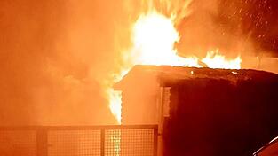 Beim Eintreffen der Feuerwehren am Eichertweg stand der Holzschuppen bereits im Vollbrand. Beim Eintreffen der Feuerwehren am Eichertweg stand der Holzschuppen bereits im Vollbrand.
