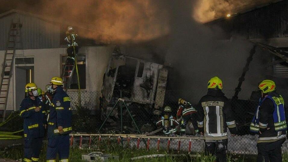 In Hengersberg ist am Dienstagabend ein Lastwagen nach einem Unfall in Brand geraten.