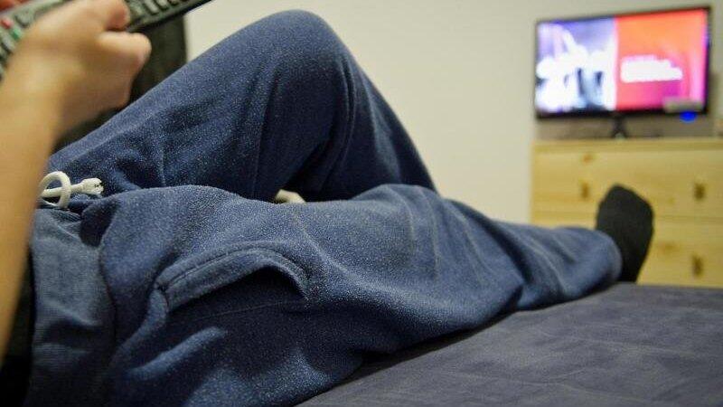 Relaxen auf der Couch in einer Jogginghose. Die Pandemie stellt Paarbeziehungen auf die Probe. Relaxen auf der Couch in einer Jogginghose. Die Pandemie stellt Paarbeziehungen auf die Probe.