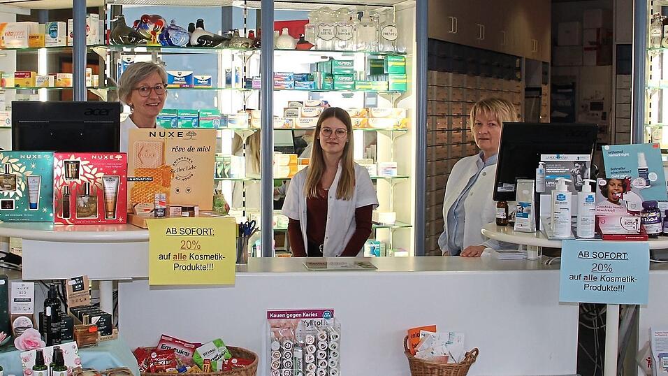 Die Mitarbeiterinnen vom Sebastianiplatz werden zukünftig das Team in der Johannis-Apotheke unterstützen, wo für die Kunden ein neuer Bedienplatz eingerichtet worden ist. Die Mitarbeiterinnen vom Sebastianiplatz werden zukünftig das Team in der Johannis-Apotheke unterstützen, wo für die Kunden ein neuer Bedienplatz eingerichtet worden ist.