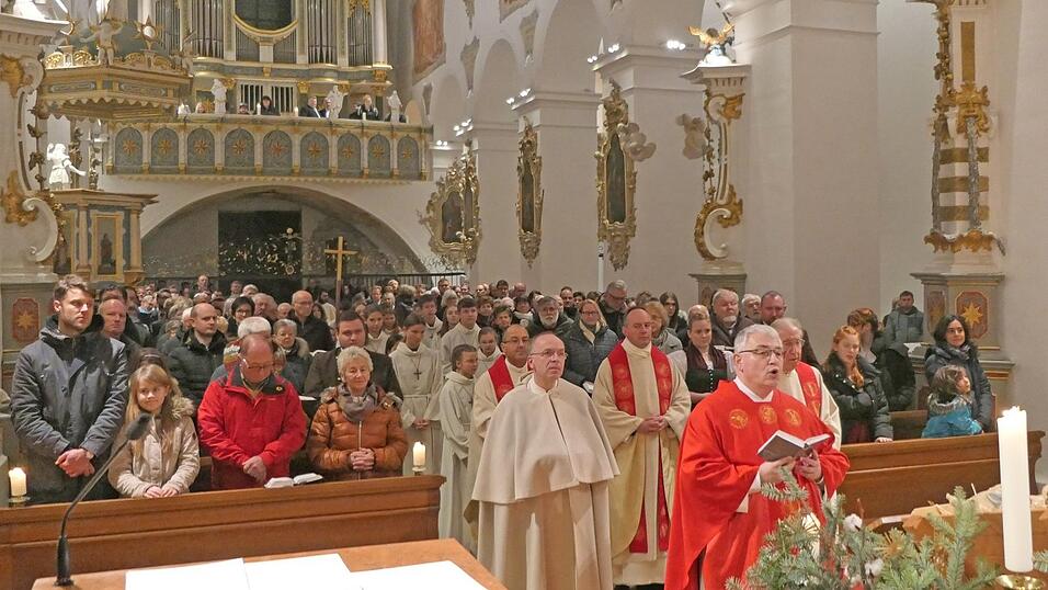 Stimmgewaltig wurde das Tedeum zum Abschluss des festlichen Gottesdienstes gesungen: Abt em. Hermann-Josef Kugler inmitten seiner Mitbrüder und Pfarrgemeinde. Stimmgewaltig wurde das Tedeum zum Abschluss des festlichen Gottesdienstes gesungen: Abt em. Hermann-Josef Kugler inmitten seiner Mitbrüder und Pfarrgemeinde.