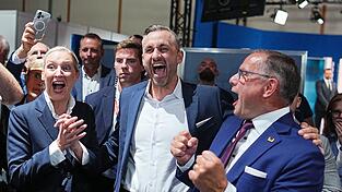 Die AfD-Chefs Alice Weidel (l) und Tino Chrupalla (r) feiern mit Spitzenkandidat Ulrich Siegmund den Erdrutschsieg der AfD in Sachsen-Anhalt. Die AfD-Chefs Alice Weidel (l) und Tino Chrupalla (r) feiern mit Spitzenkandidat Ulrich Siegmund den Erdrutschsieg der AfD in Sachsen-Anhalt.