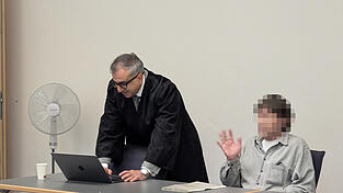 Verteidiger Shervin Ameri mit dem 60-j&auml;hrigen Angeklagten.