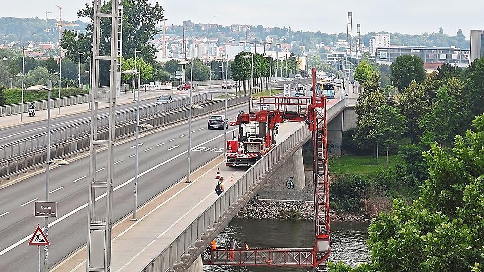 Ein Brückenuntersichtsgerät ist seit Montag auf der Nibelungenbrücke zu sehen. Sie wird turnusgemäß geprüft. Nächste Woche ist die Eiserne Brücke an der Reihe. Ein Brückenuntersichtsgerät ist seit Montag auf der Nibelungenbrücke zu sehen. Sie wird turnusgemäß geprüft. Nächste Woche ist die Eiserne Brücke an der Reihe.