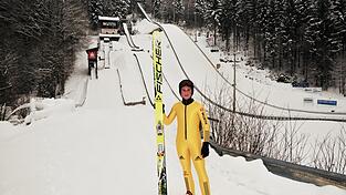 Die Ausr&uuml;stung zum Skispringen: lange Sprungski, ein enger Anzug, spezielle Sprungschuhe und ein Helm.