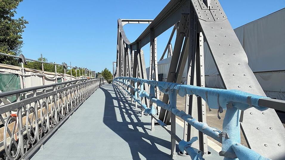 Der Geh- und Radweg entlang der Isarbrücke ist fertig. Wenn Nacharbeiten und Aufräumarbeiten erledigt sind, kann er spätestens am Montag wieder freigegeben werden. Der Geh- und Radweg entlang der Isarbrücke ist fertig. Wenn Nacharbeiten und Aufräumarbeiten erledigt sind, kann er spätestens am Montag wieder freigegeben werden.