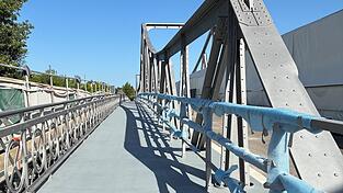 Der Geh- und Radweg entlang der Isarbrücke ist fertig. Wenn Nacharbeiten und Aufräumarbeiten erledigt sind, kann er spätestens am Montag wieder freigegeben werden. Der Geh- und Radweg entlang der Isarbrücke ist fertig. Wenn Nacharbeiten und Aufräumarbeiten erledigt sind, kann er spätestens am Montag wieder freigegeben werden.