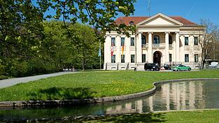 Das Prinz Carl-Palais und der Bach. Links des Gebäudes (nicht im Bild) liegt die Staatskanzlei. (Archivbild)