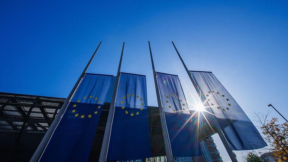 Die Europ&auml;ische Zentralbank in Frankfurt entscheidet regelm&auml;&szlig;ig &uuml;ber die Leitzinsen im Euroraum. Nach zwei Zinserh&ouml;hungen in diesem Jahr h&auml;lt die Notenbank vorerst still.