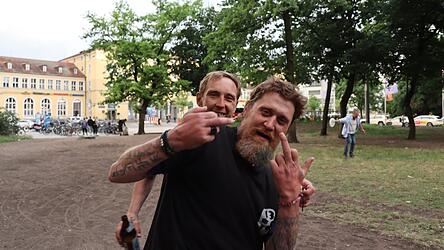 „Wir sind hier anders drauf“, sagt Steve am Regensburger Bahnhof, hinter ihm Vitali. „Wir sind hier anders drauf“, sagt Steve am Regensburger Bahnhof, hinter ihm Vitali.