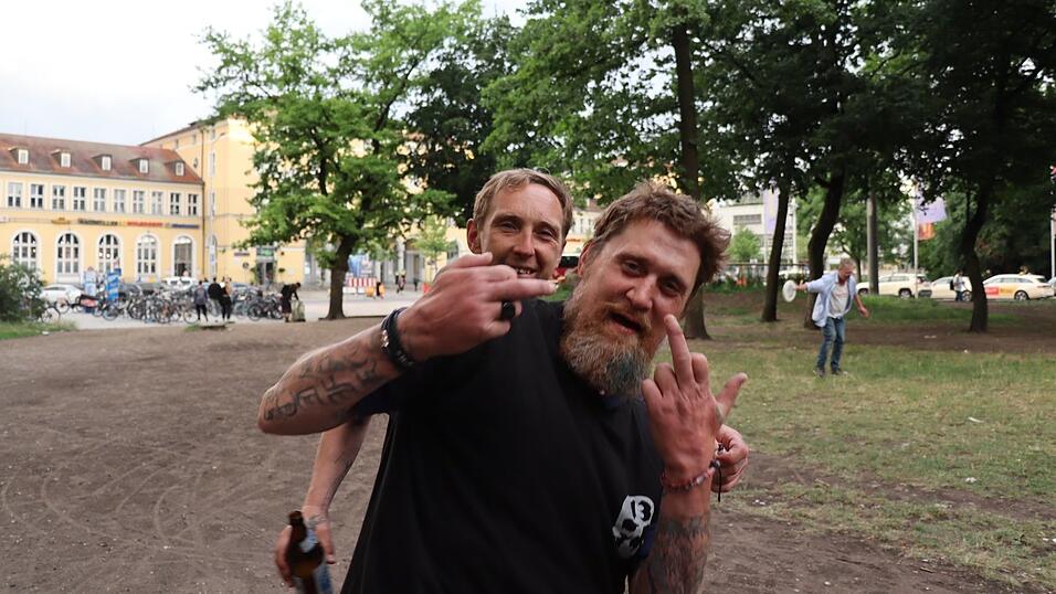 „Wir sind hier anders drauf“, sagt Steve am Regensburger Bahnhof, hinter ihm Vitali.