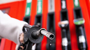 Die Gegenfinanzierung der steuerlichen Entlastungen soll durch &bdquo;kartellrechtliche oder steuerrechtlich abgesicherte&ldquo; Ma&szlig;nahmen gegen&uuml;ber den Mineral&ouml;lwirtschaftsunternehmen erfolgen.